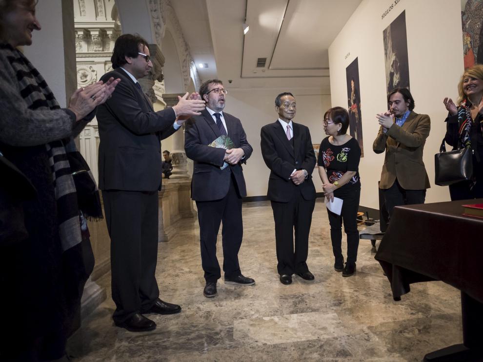 Tanzan Kotoge, en el centro, agradeciendo los aplausos del numeroso público que asistió a la presentación de su muestra.