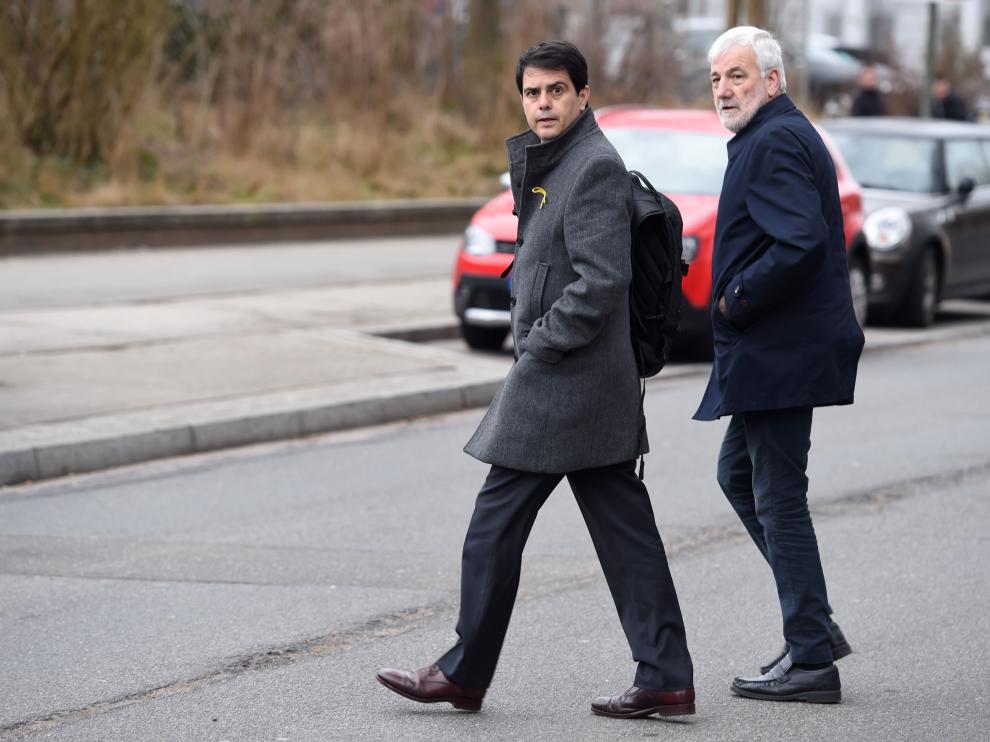 Josep Maria Matamala de camino a la prisión de Neumuenster, junto a Marc Castells
