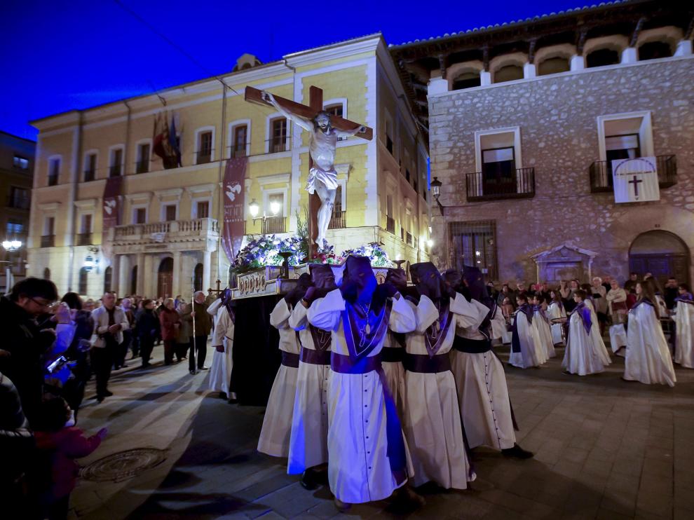 La peana del Cristo del Amor es llevado a hombros por la plaza de la Catedral.