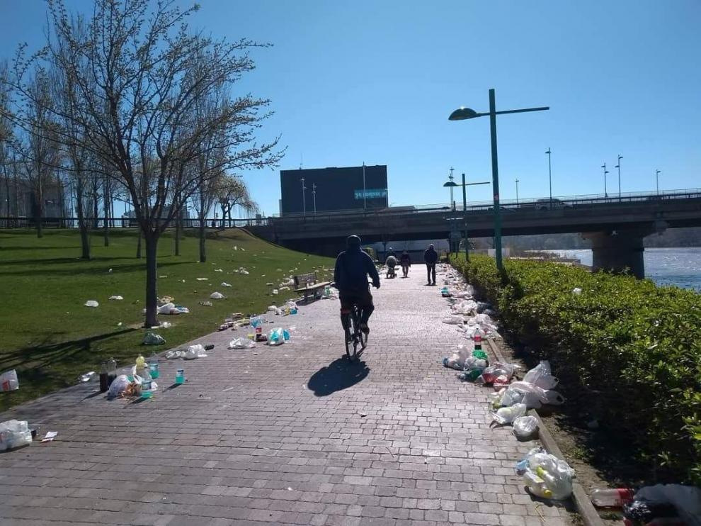 Restos de botellón en la ribera del Ebro.