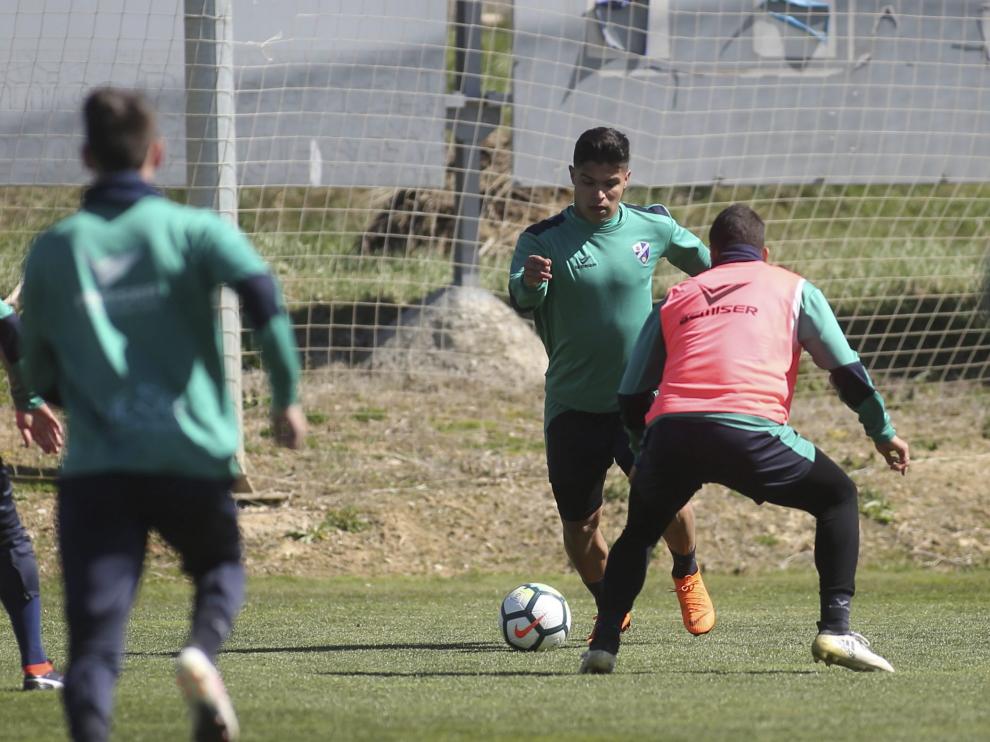 El delantero Cucho Hernández en el centro de la foto en un entrenamiento volverá a ser la gran referencia ofensiva del Huesca.