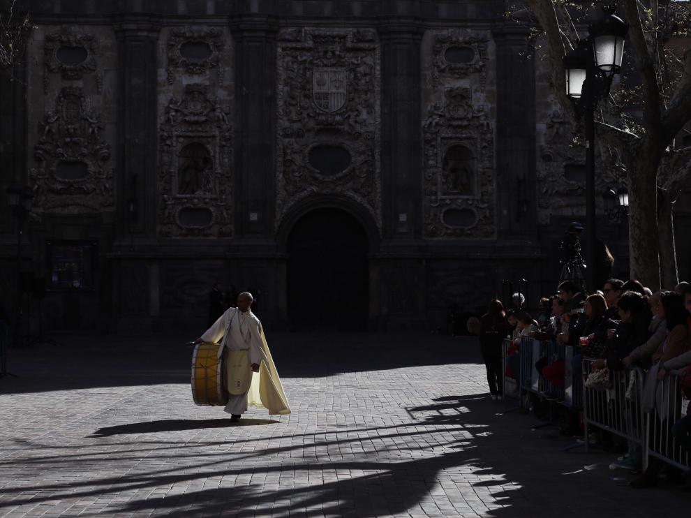 La plaza del Justicia se queda pequeña para acoger a todas las cofradías que procesionan.
