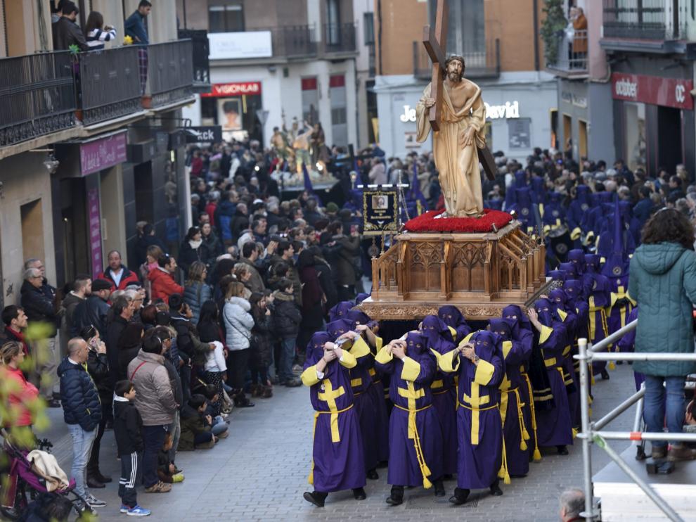 Imagen de archivo de una procesión de Viernes Santo en Huesca.
