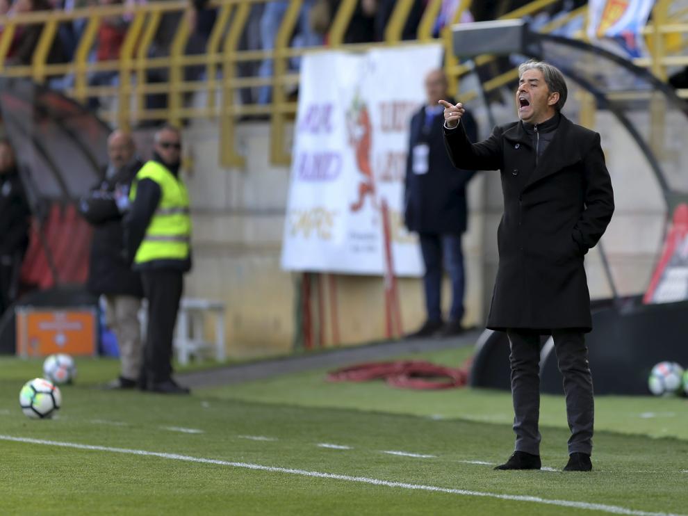 Natxo González da instrucciones al equipo en la banda del Reino de León.