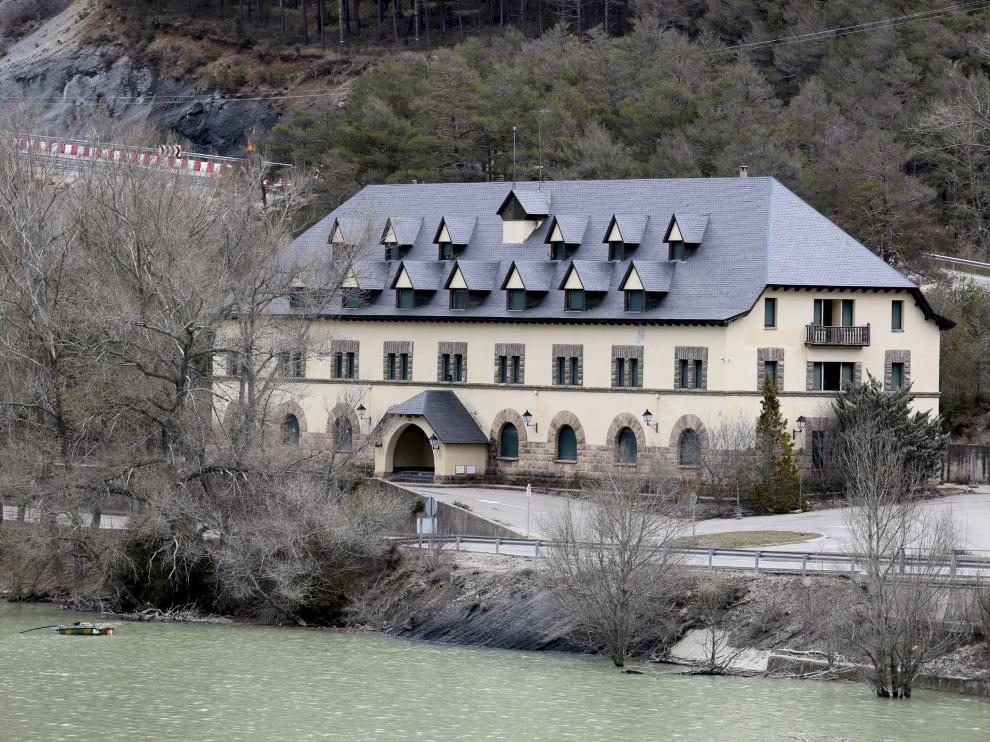 El edificio está situado entre la autovía y el embalse de Arguis.