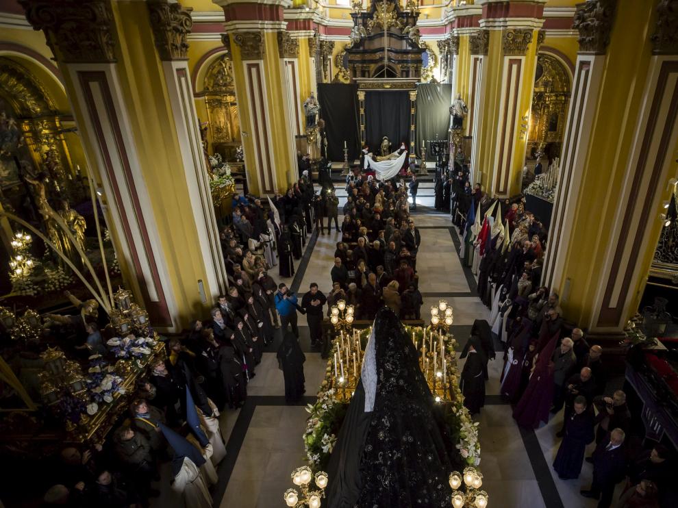 Momento en el que entraban ayer las Esclavas a Santa Isabel para rendir culto al Cristo de la Cama.