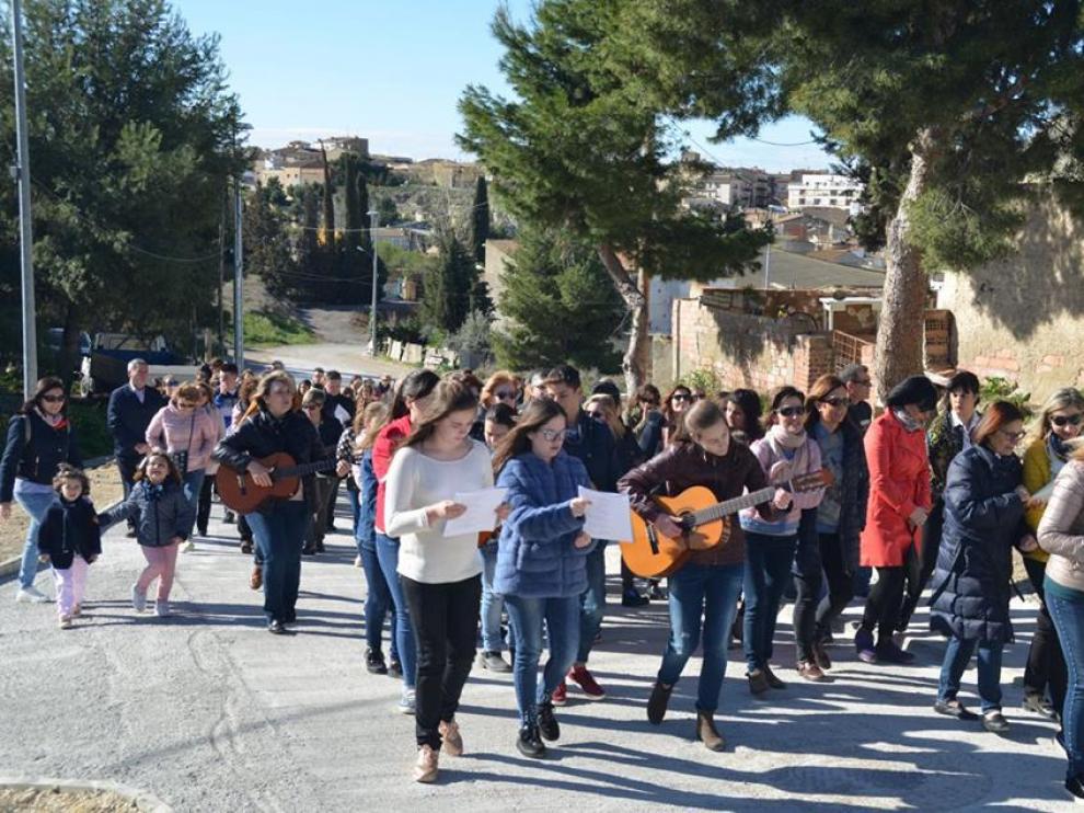 La celebración del viacrucis de los jóvenes de la localidad de las Cinco Villas.
