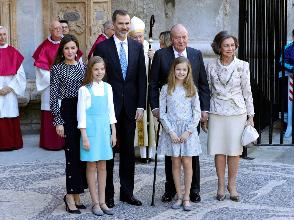 Es el cuarto año consecutivo que don Felipe y doña Letizia acuden con sus hijas a la misa pascual en la seo de Palma