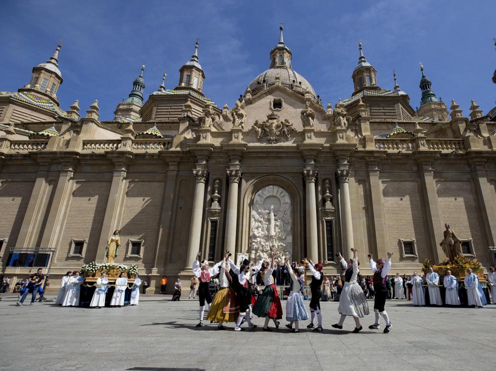 Las tallas de la Virgen de la Esperanza y Cristo Resucitado compartieron escenario con los joteros durante la mañana de ayer en la plaza del Pilar