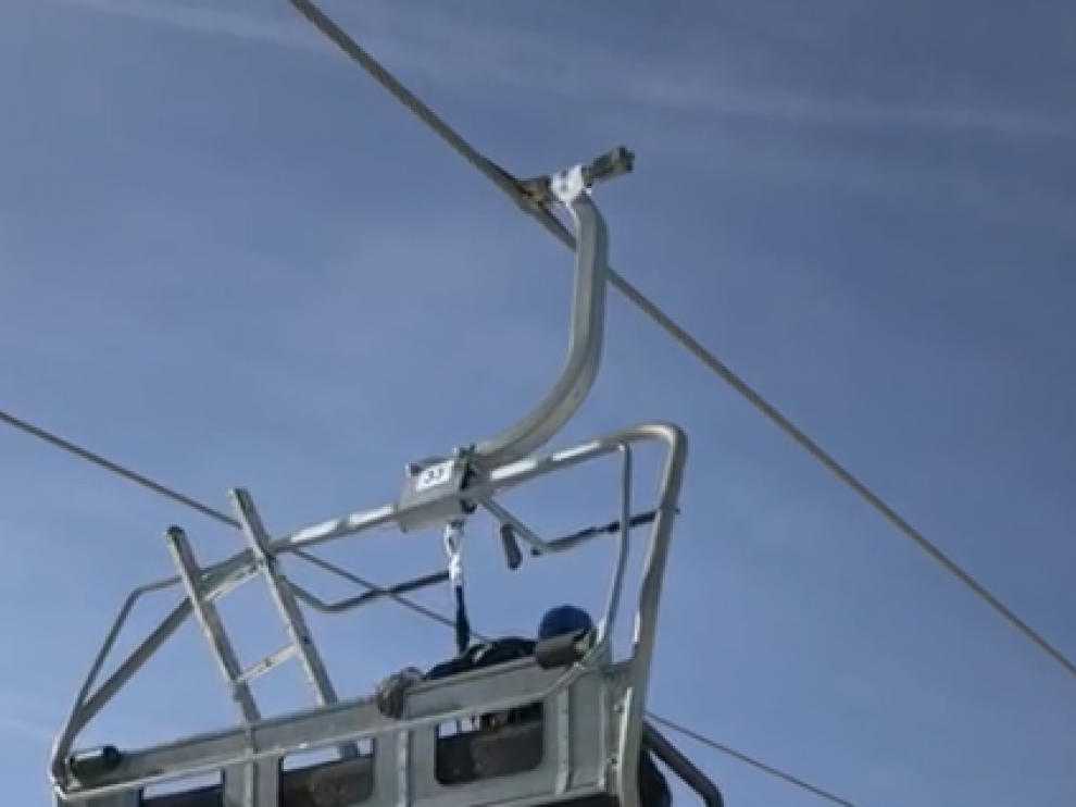 Rescatan a un niño colgado de una telesilla en Formigal