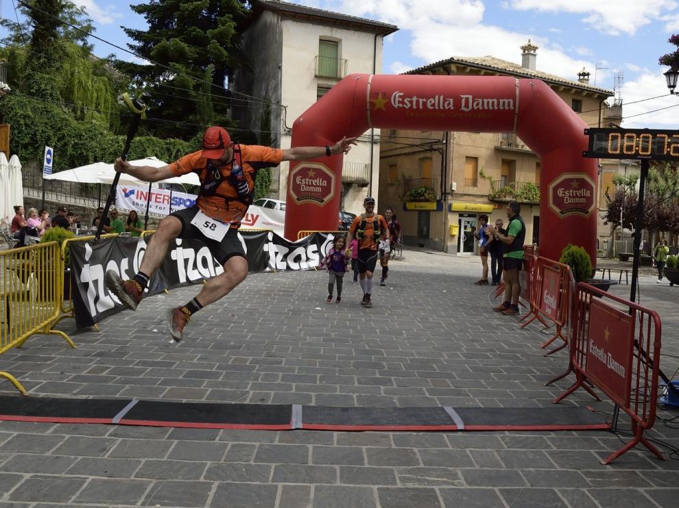 Varios participantes entrando a meta en la edición anterior de la carrera 'O Viento Rondador' de Boltaña, que se celebrará el próximo 12 de mayo.