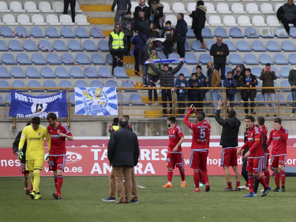 Los jugadores del Real Zaragoza, al final del partido en Léon, saludan a la afición aragonesa desplazada para celebrar el triunfo por 0-1.