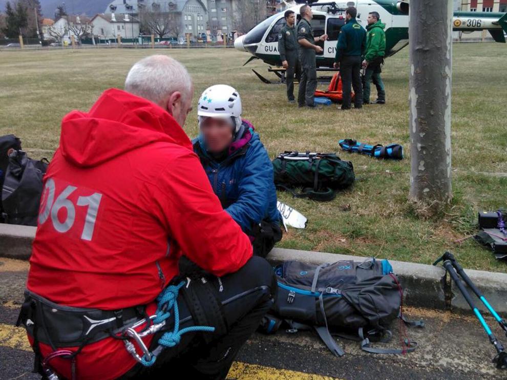 Un médico de rescate del 061 atiende a una montañera evacuada en helicóptero a Jaca.