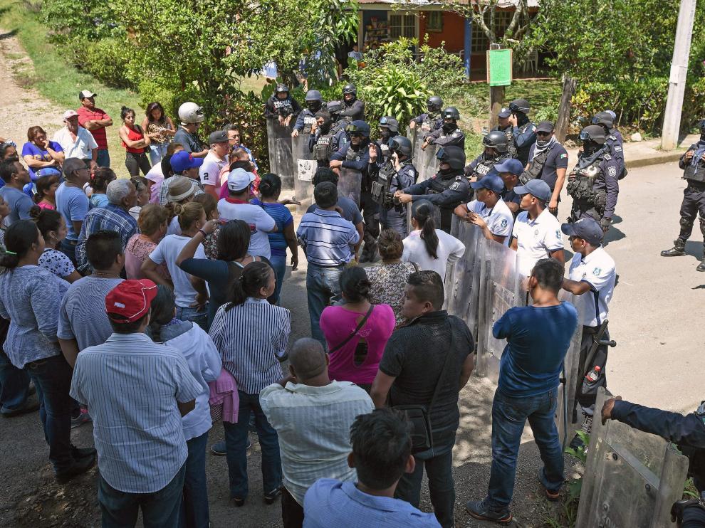Decenas de familiares de los internos se arremolinaron en el exterior de la cárcel para exigir informes sobre sus familiares, por lo que debieron ser contenidos por efectivos de la Policía Federal, el Ejército y la Secretaría de Marina- Armada de México.