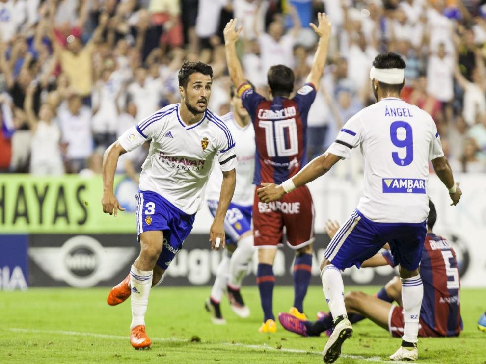 Casado, en el momento de anotar el 1-0 ganador del Real Zaragoza en la portería del Huesca, en el minuto 87 del partido del año pasado.