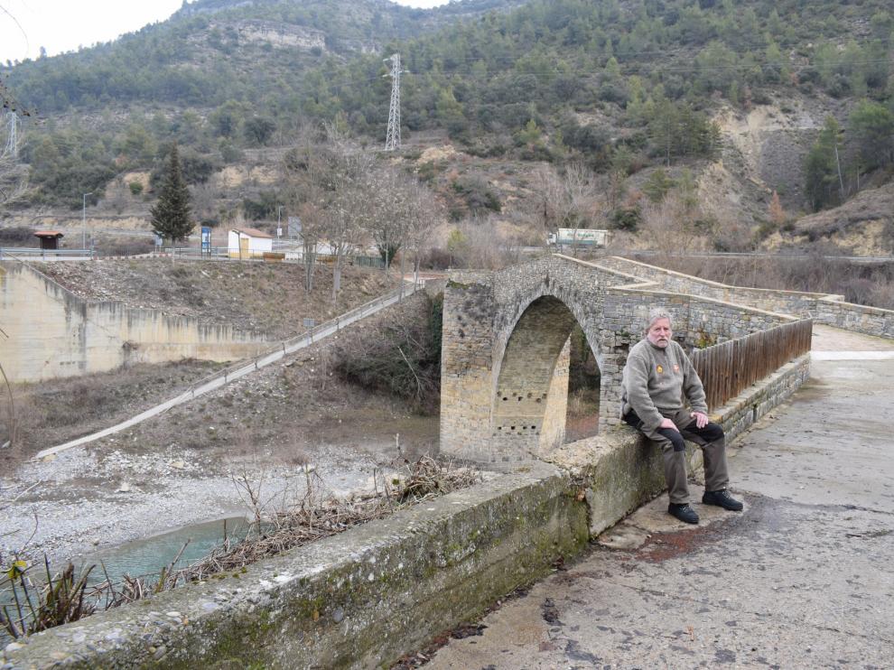 José María Lacoma, en las afueras del pueblo, ante uno de los imponentes puentes medievales.