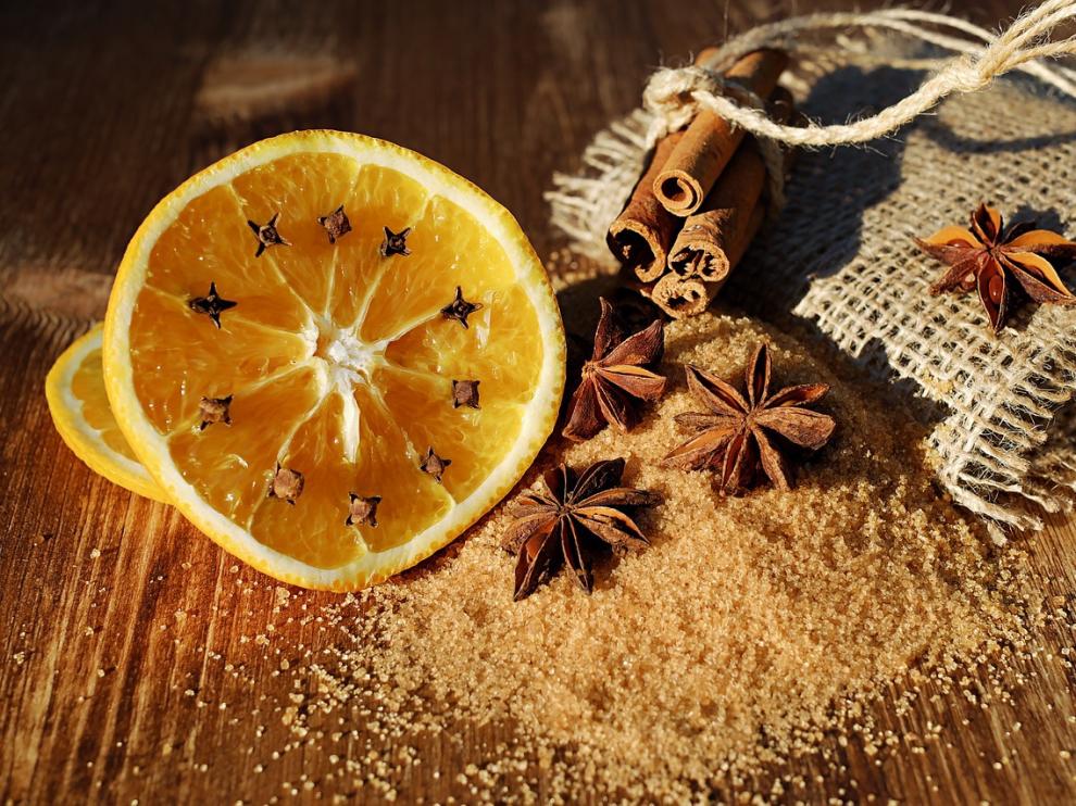 Para acabar con los malos olores de la cocina, un cítrico y algunos clavos serán el remedio eficaz.