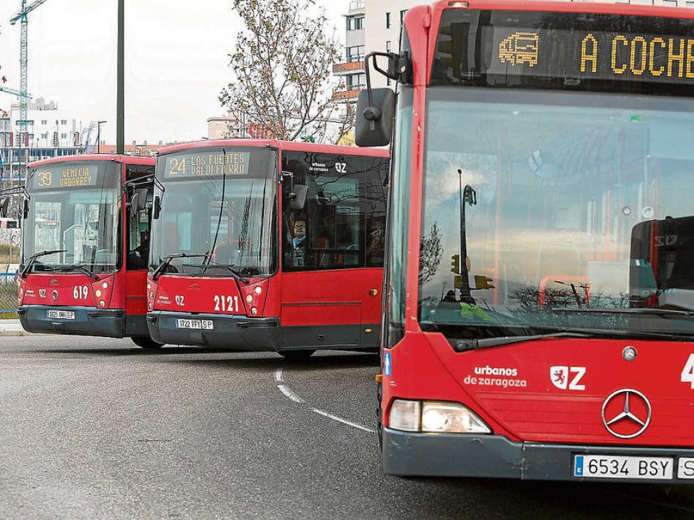 Tres autobuses urbanos se dirigen a cocheras durante la última huelga