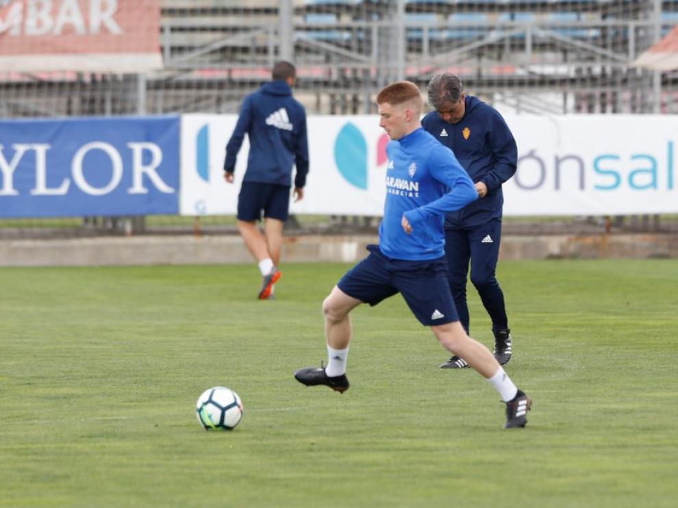 David Vicente, delante de Natxo González, al inicio del entrenamiento del Real Zaragoza este martes en la Ciudad Deportiva.