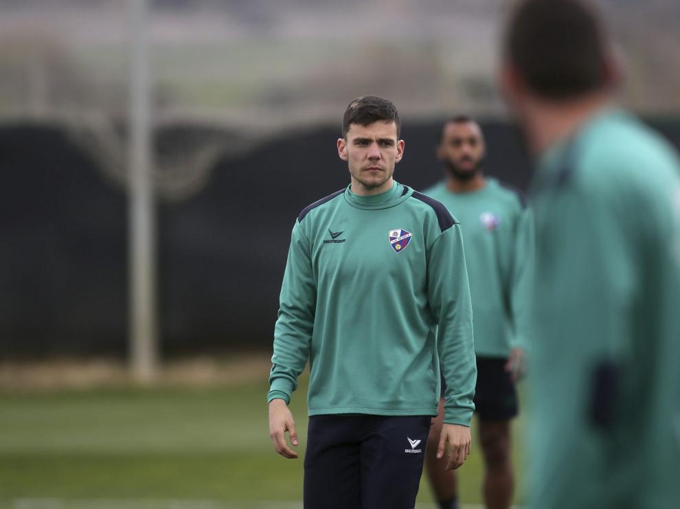 Álex Gallar durante el entrenamiento del pasado lunes con el Huesca.