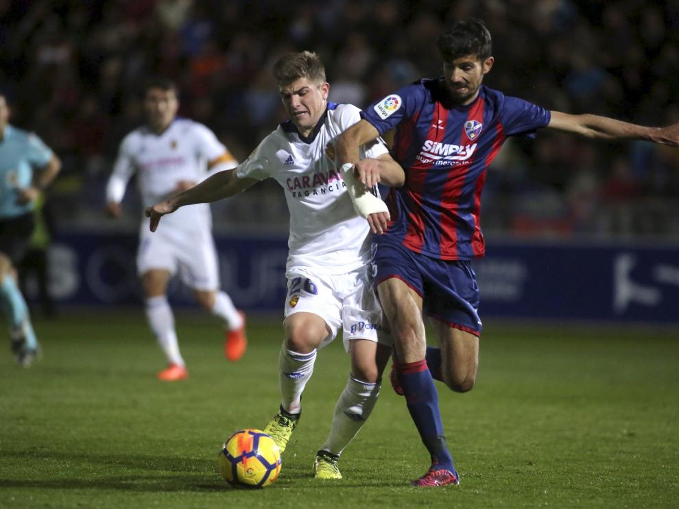 Guti y Aguilera pugnan por el balón en el partido de la primera vuelta.