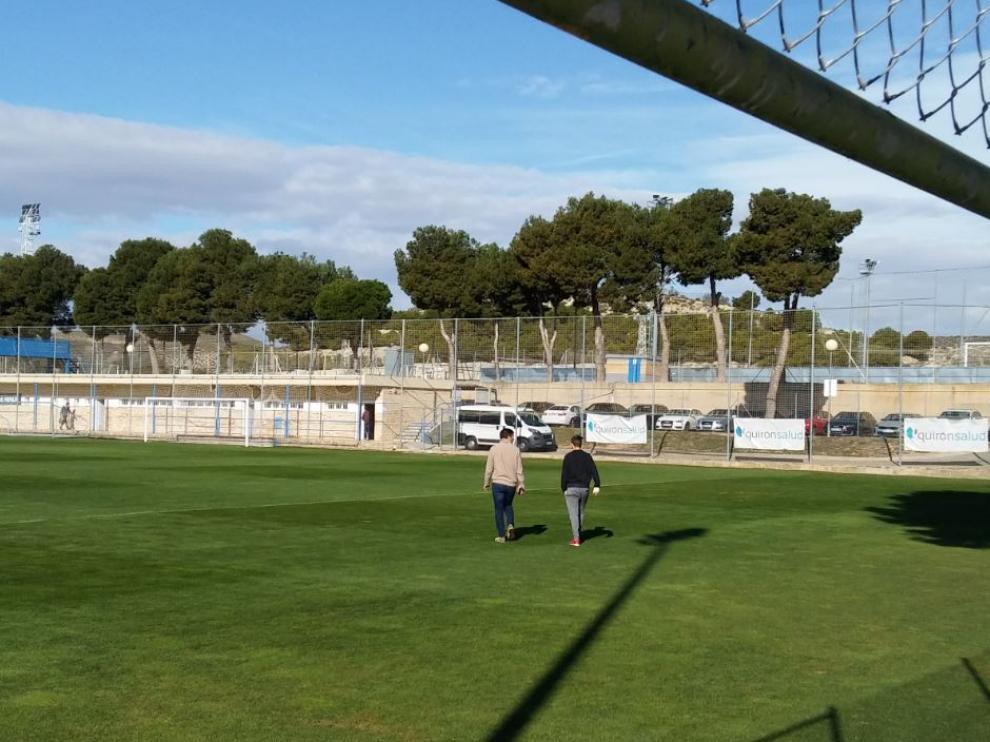 Lalo Arantegui (izda.) y Aleix Febas (dcha.) caminan a solas por el campo de entrenamientos del Real Zaragoza tras salir del despacho del director deportivo este martes en la Ciudad Deportiva.