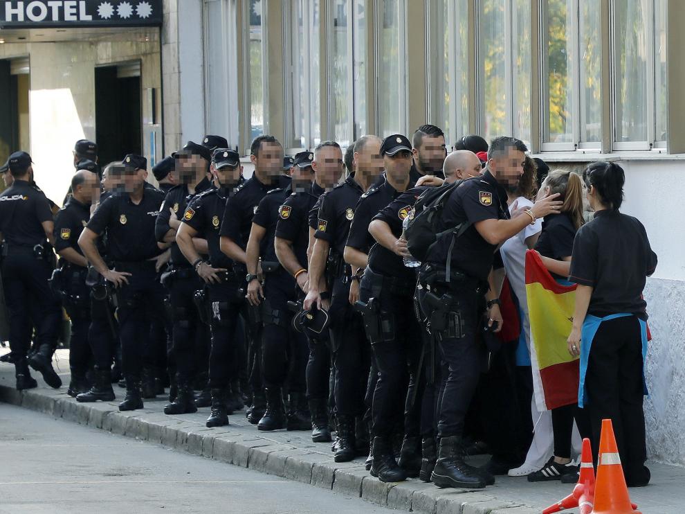Los agentes alojados en Pineda de Mar abandonando sus hoteles tras vencer sus contratos.
