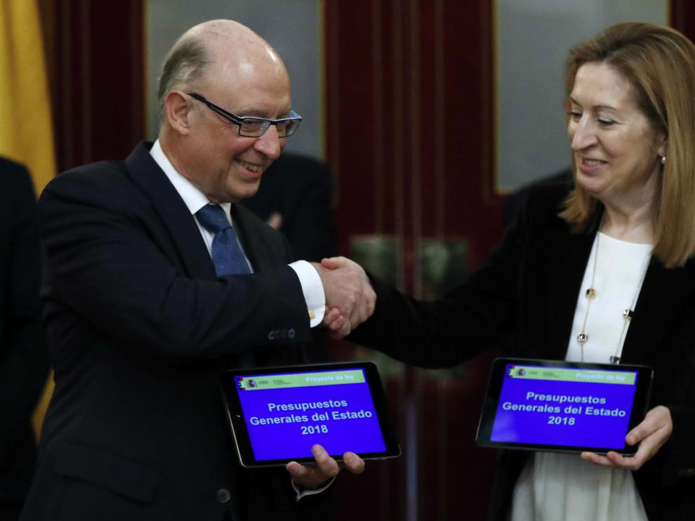 El Ministro de Hacienda, Cristóbal Montoro, entrega el proyecto de presupuestos a la presidenta del Congreso, Ana Pastor