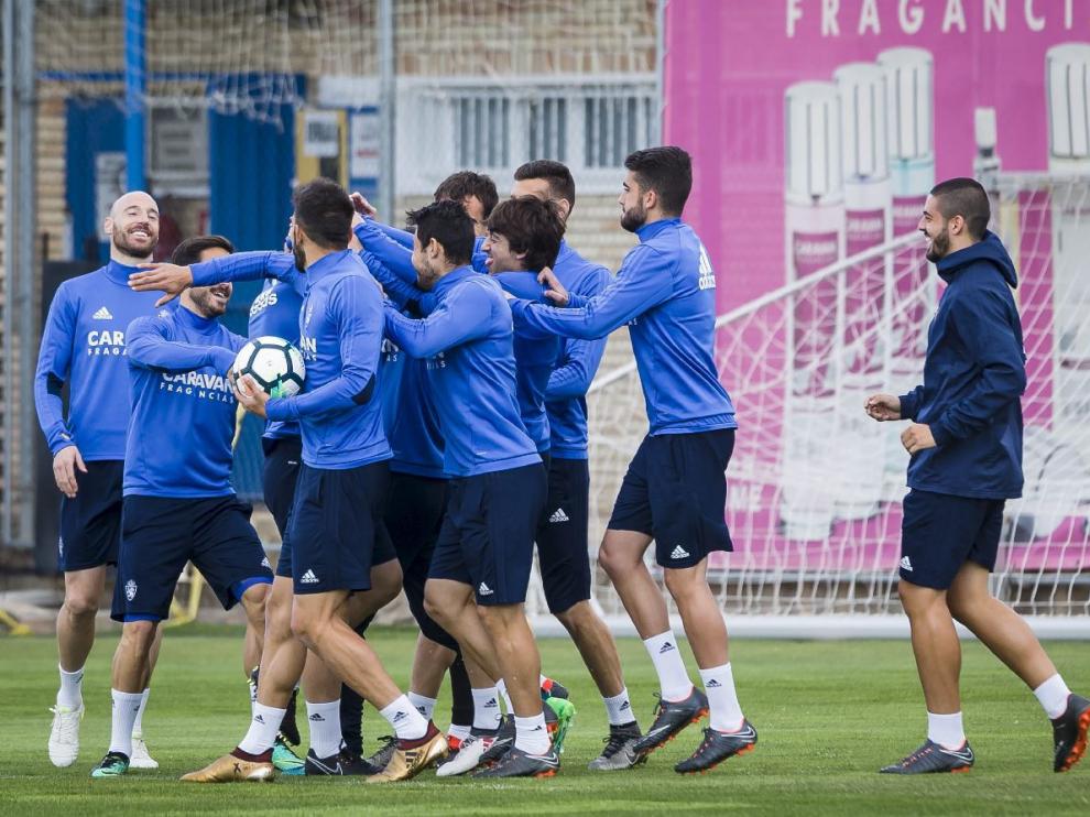 La plantilla del Real Zaragoza, sonriente y feliz tras el triunfo en León, al inicio del primer entrenamiento de la semana, este martes en la Ciudad Deportiva.