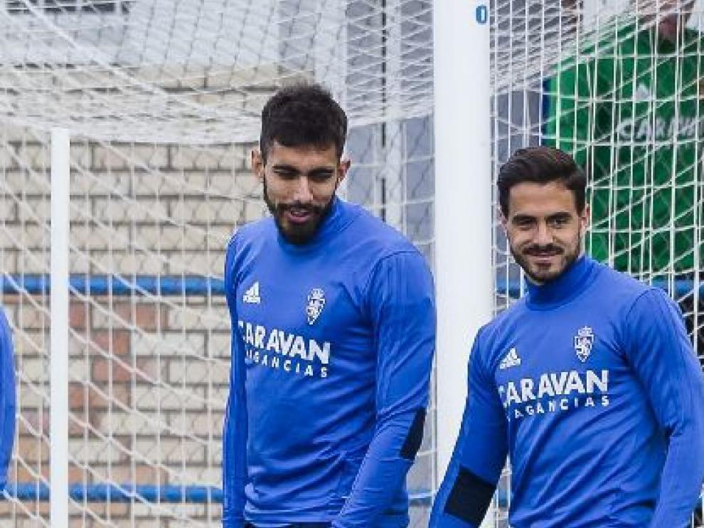 Javi Ros (dcha.), junto a Borja Iglesias, en el primer tramo del entrenamiento del Real Zaragoza este martes.