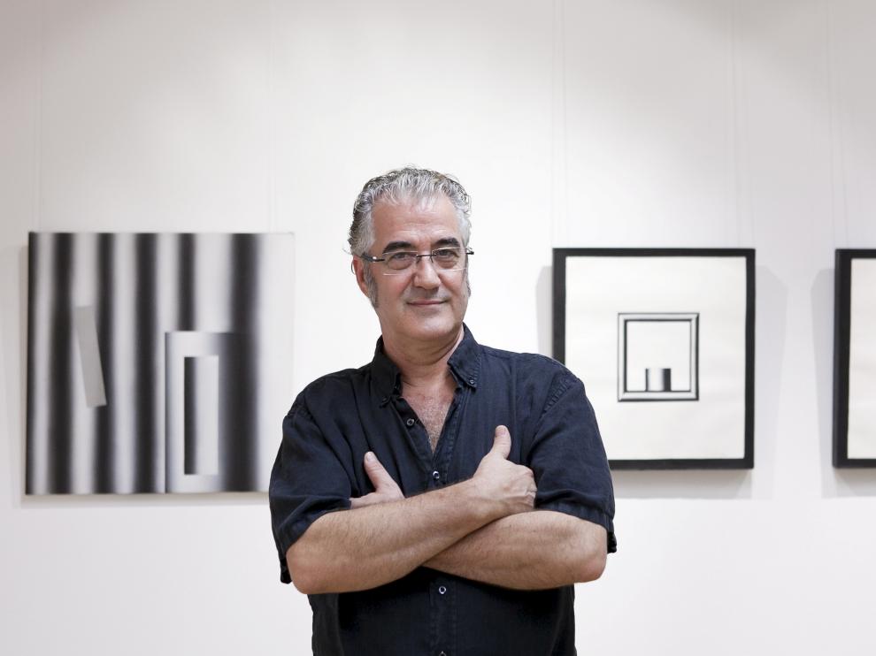Sergio Abraín en una exposición de 2014. Al fondo, su mundo de tubos, de máquinas y geometría.