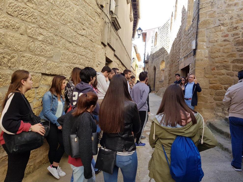 Un grupo de turistas recorre la judería de Uncastillo durante una visita guiada.