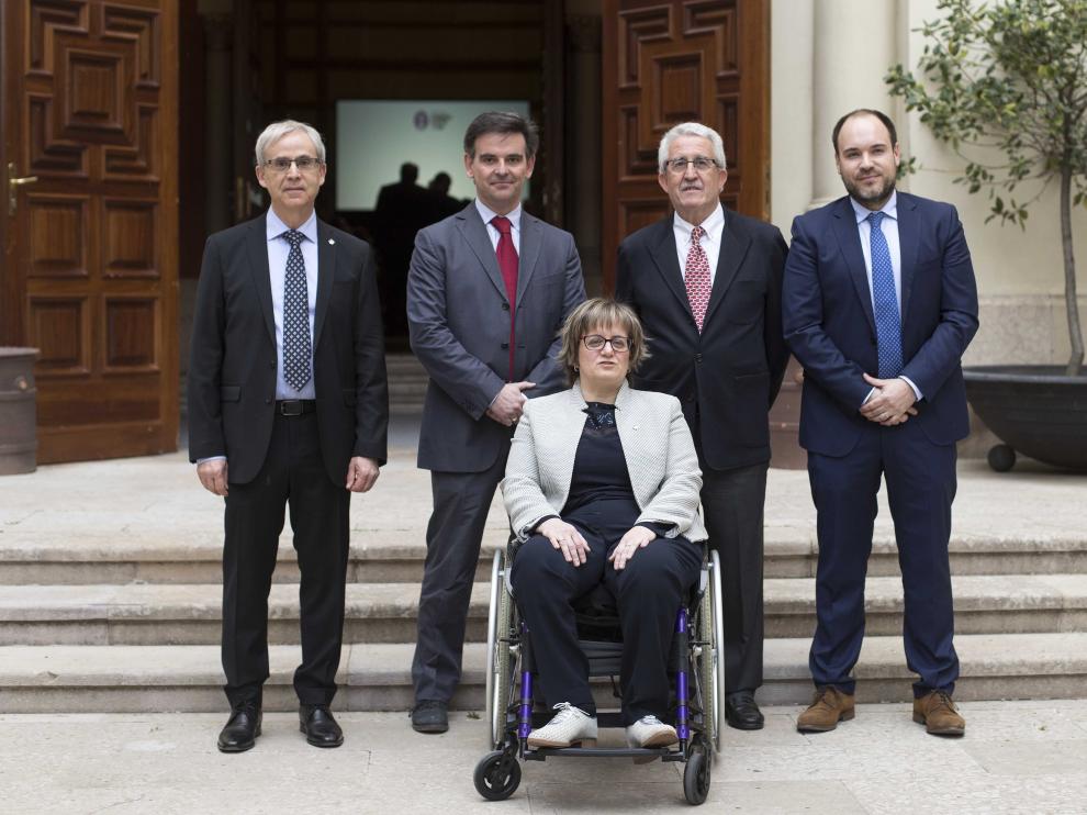 Los premiados Tomás Mainar, José Mª Vijuesca, Carlos Guerrero y Javier González con Marta Valencia, presidenta de DFA.