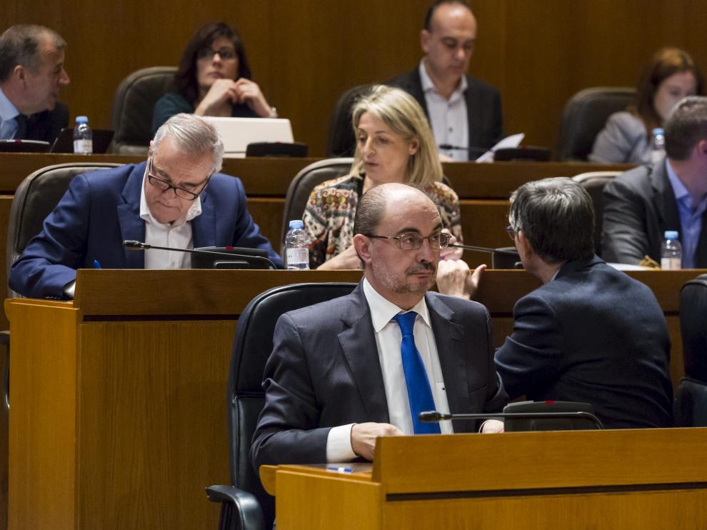 Javier Lambán, presidente de Aragón, en el Pleno de las Cortes.
