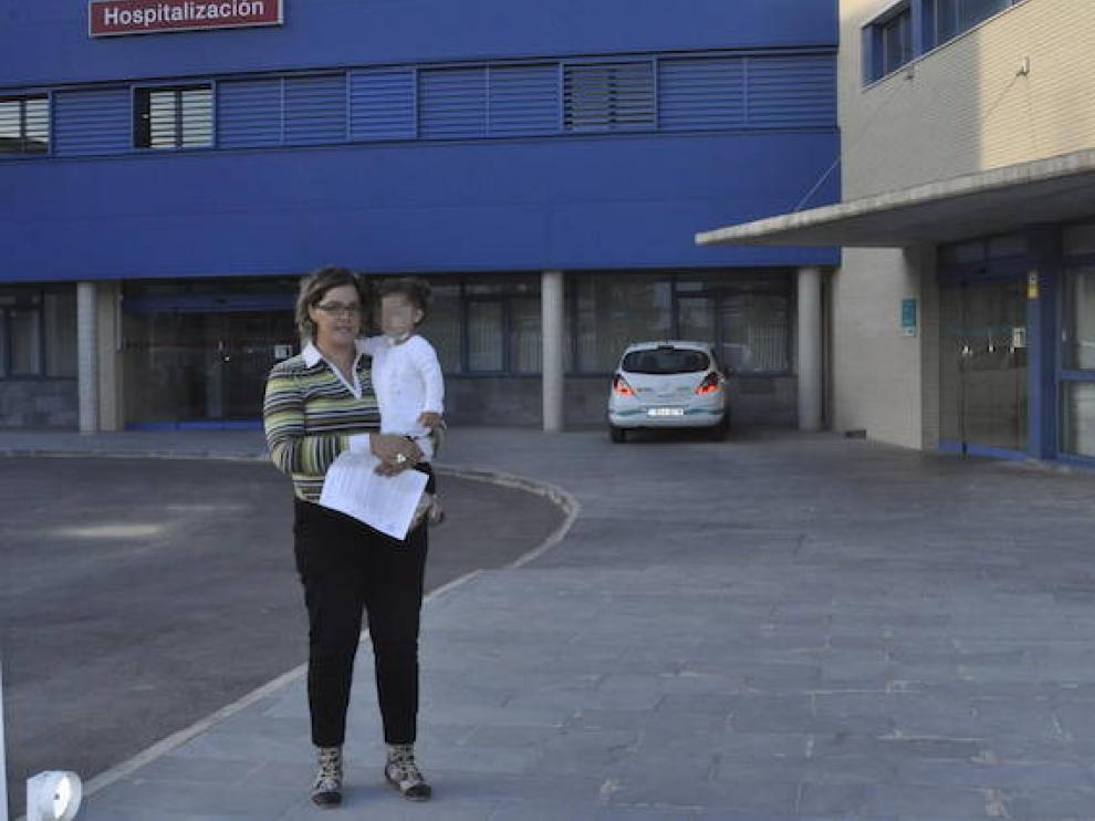 Aránzazu Mármol con su hija Ares delante del centro médico de Fraga en imagen de archivo