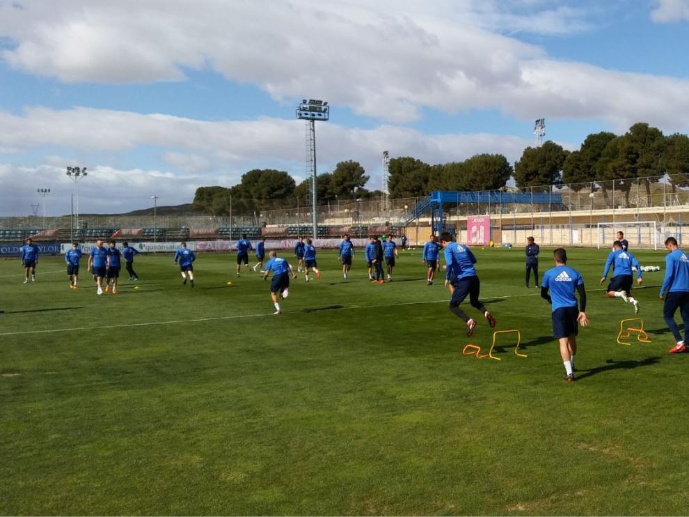 La plantilla del Real Zaragoza, sin Benito ni Buff, durante el entrenamiento de este miércoles en la Ciudad Deportiva.