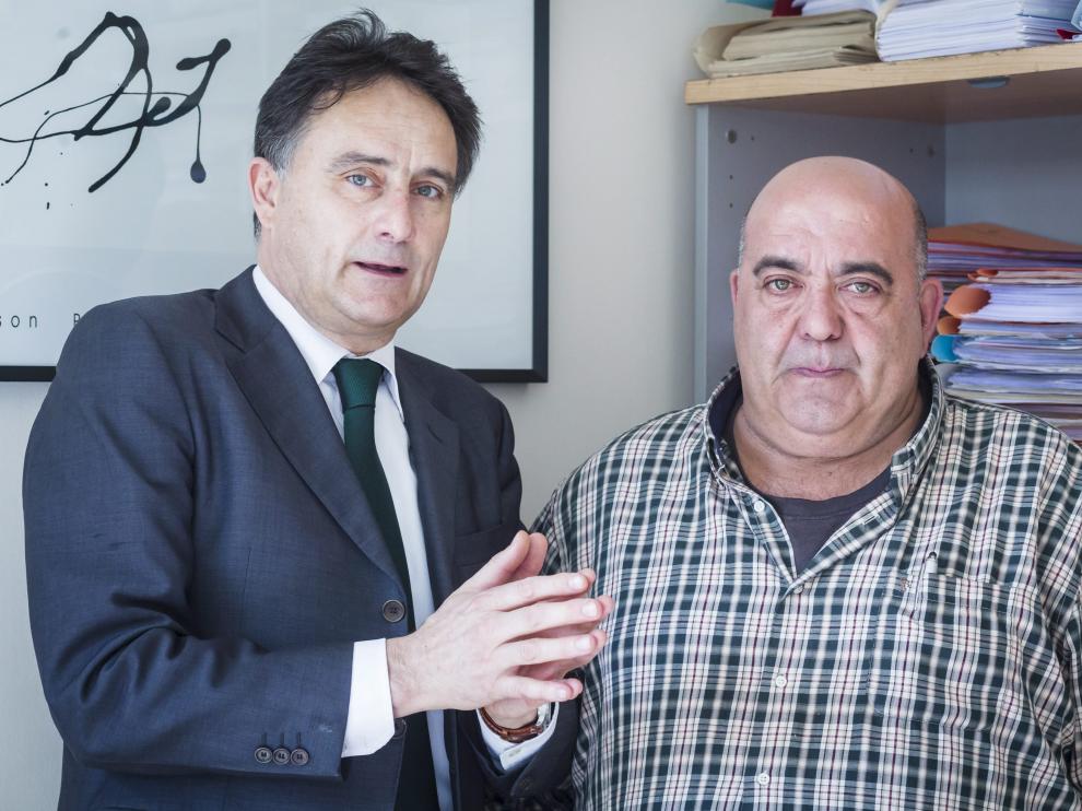 El abogado Juan Carlos Macarrón, a la izquierda, junto a Javier Laínez, hermano del fallecido Víctor Laínez.