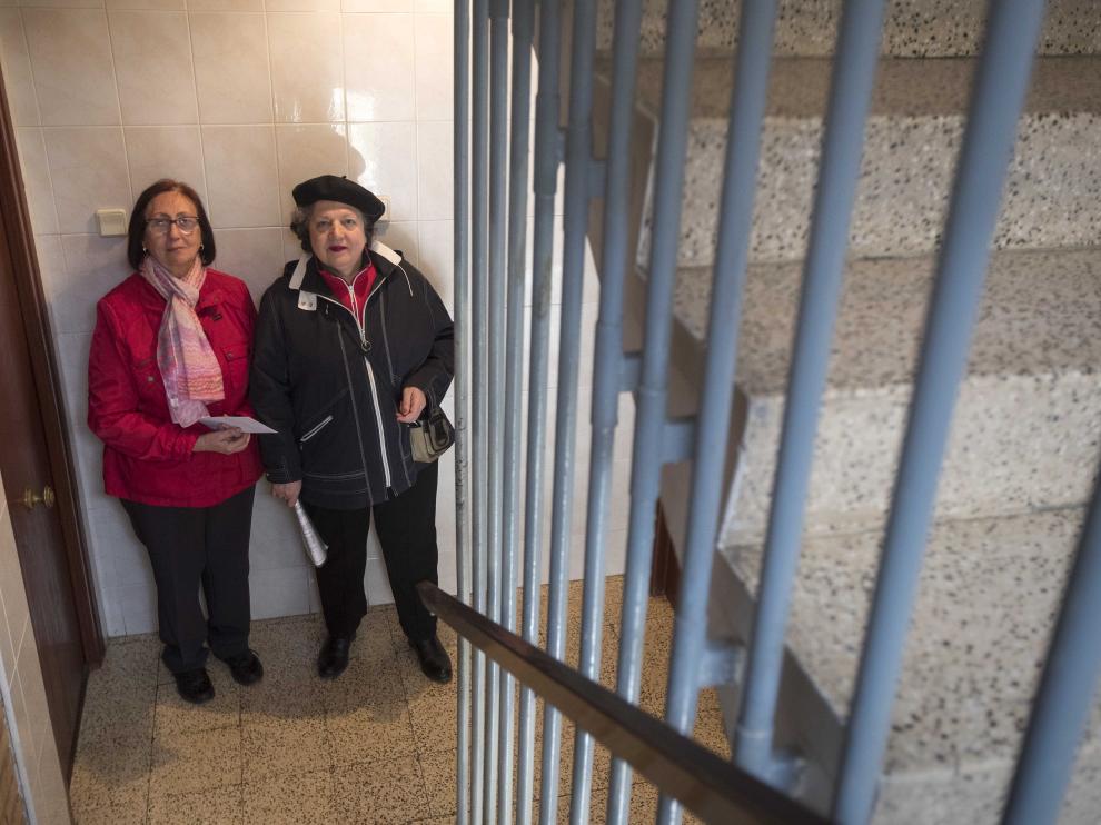 María y Esther, en uno de los numerosos inmuebles sin ascensor de Balsas de Ebro Viejo.