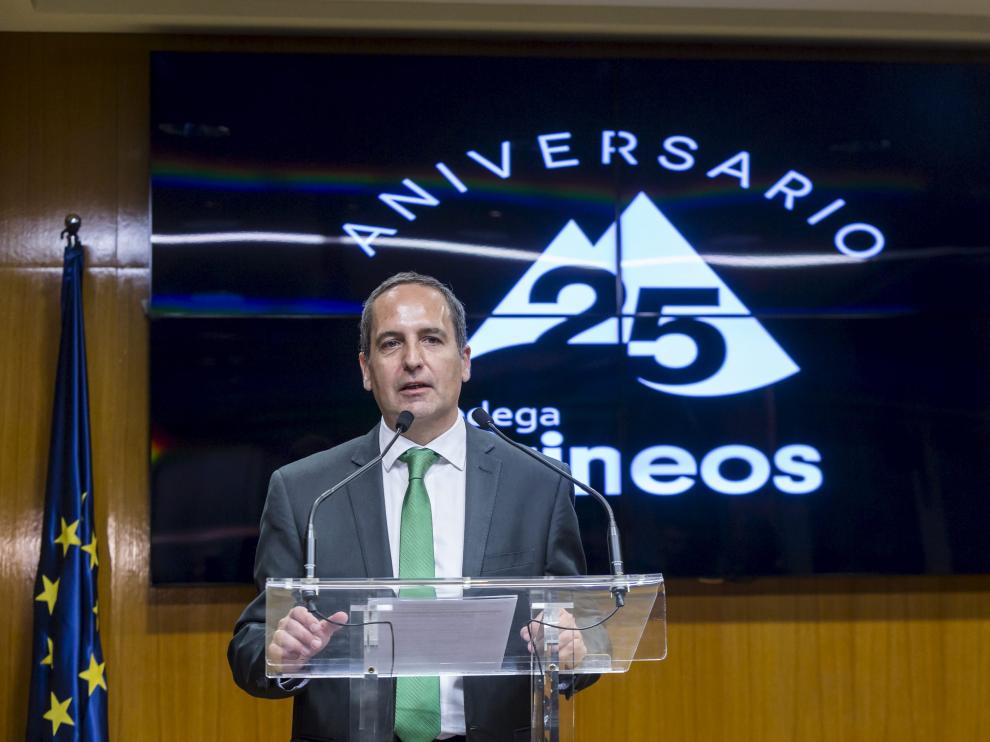 El enólogo de Bodega Pirineos, Jesús Astrain, recibe un premio por su trayctoria enológica durante la celebración del 25 aniversario de la firma del Somontano