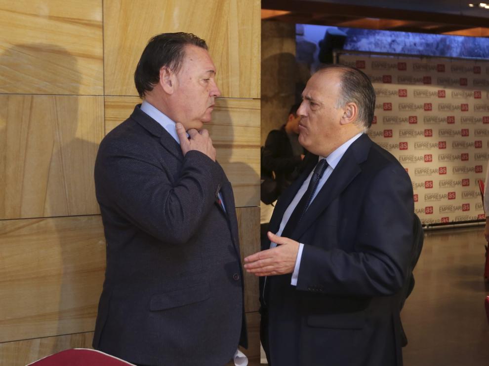 Javier Tebas junto a Agustín Lasaosa, este miércoles en Huesca.