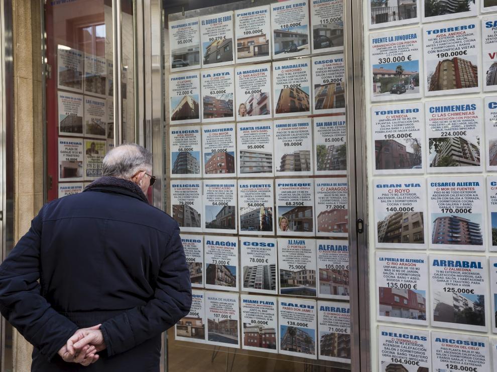 Un hombre observa la oferta inmobiliaria disponible en Zaragoza