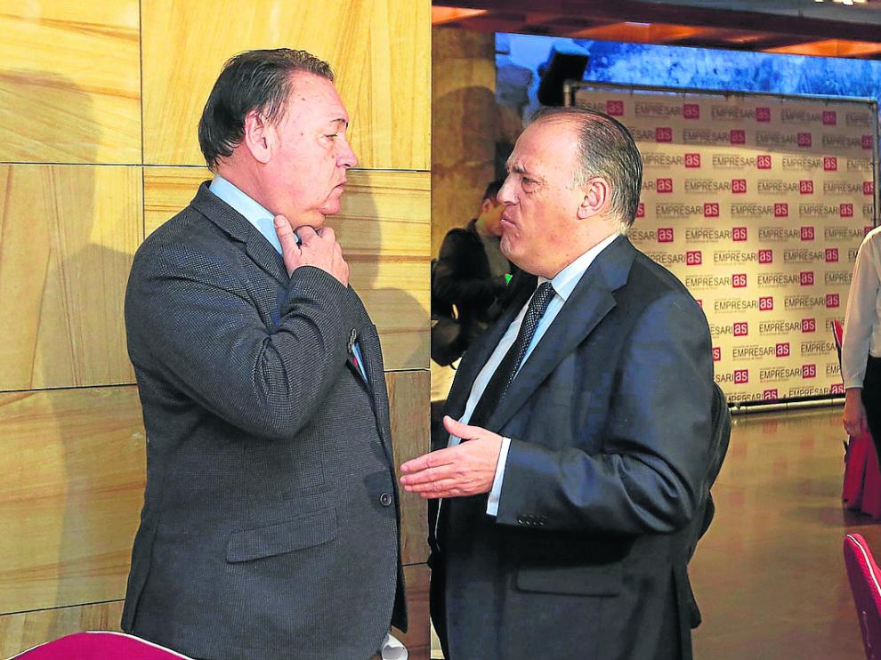 Javier Tebas (a la derecha) conversa con el presidente de la SD Huesca, Agustín Lasaosa