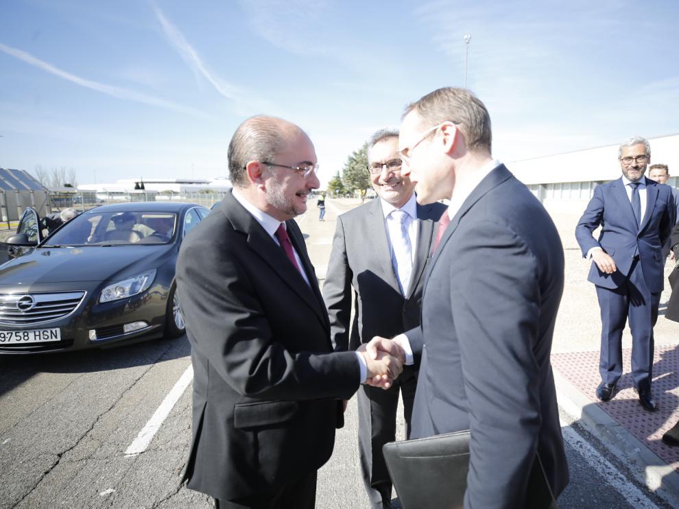 Rémi Girardon, director de Manufacturas y Cadena de Suministro de Opel, acompañado por el director general de Opel España, Antonio Cobo, saluda al presidente de Aragón, Javier Lambán, a su llegada a la factoría de Figueruelas.