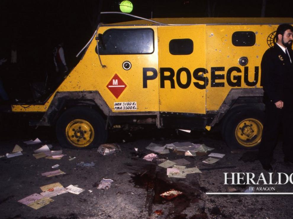 Miembros del Cuerpo de Bomberos y de la Cruz Roja tuvieron que presenciar un espectáculo dantesco. Durante más de dos horas estuvieron recogiendo cadáveres y restos de las víctimas que quedaron desperdigados en un radio de unos 100 metros en medio de un reguero de sangre.