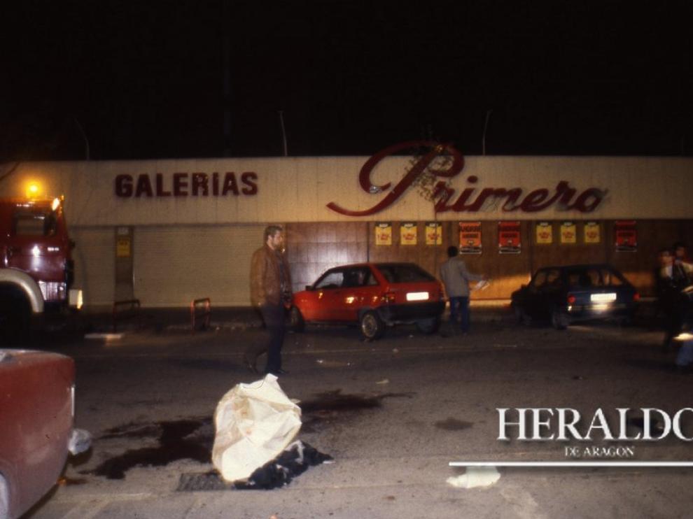 Uno de los cadáveres yace entre manchas de sangre en el lugar del atentado terrorista de los Grapo a un furgón de Prosegur frente a la fachada de Galerías Primero ubicado en el barrio zaragozano de Monsalud, el 7 de abril de 1993.