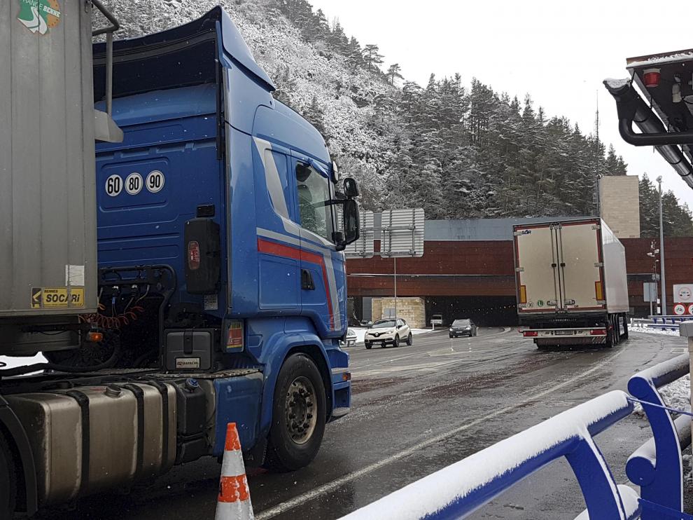 Dos camiones a punto de entrar a Francia por el túnel del Somport.