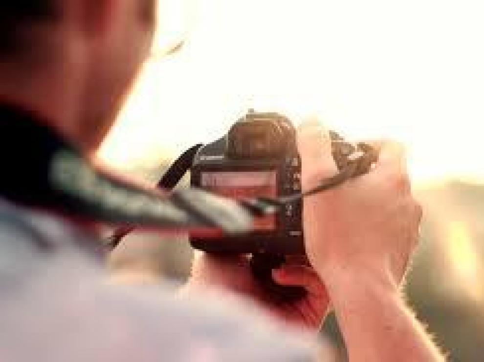 El fotógrafo enviaba a los menores imágenes de contenido sexual explícito.
