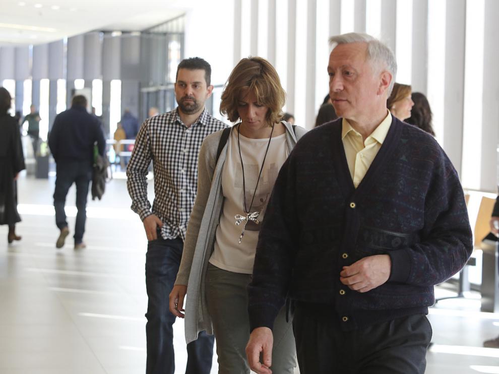 Los tres médicos, entrando a la sala de vistas en el Juzgado de lo Penal de Huesca