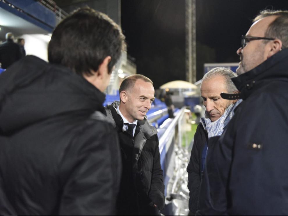 Lapetra, Petón y Sainz de Varanda, el 6 de noviembre pasado, sobre el césped de El Alcoraz minutos antes de jugarse el partido Huesca-Real Zaragoza de la primera vuelta.