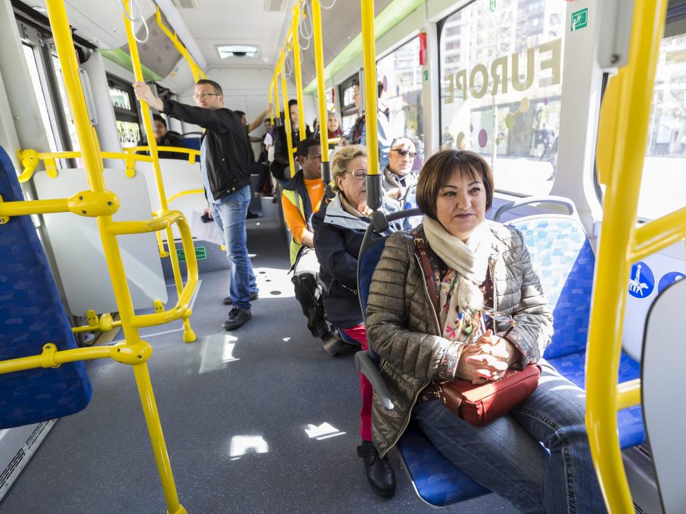 Pepa Marco, vecina de Las Delicias, estrenó este jueves el primer bus eléctrico con pasajeros de Zaragoza